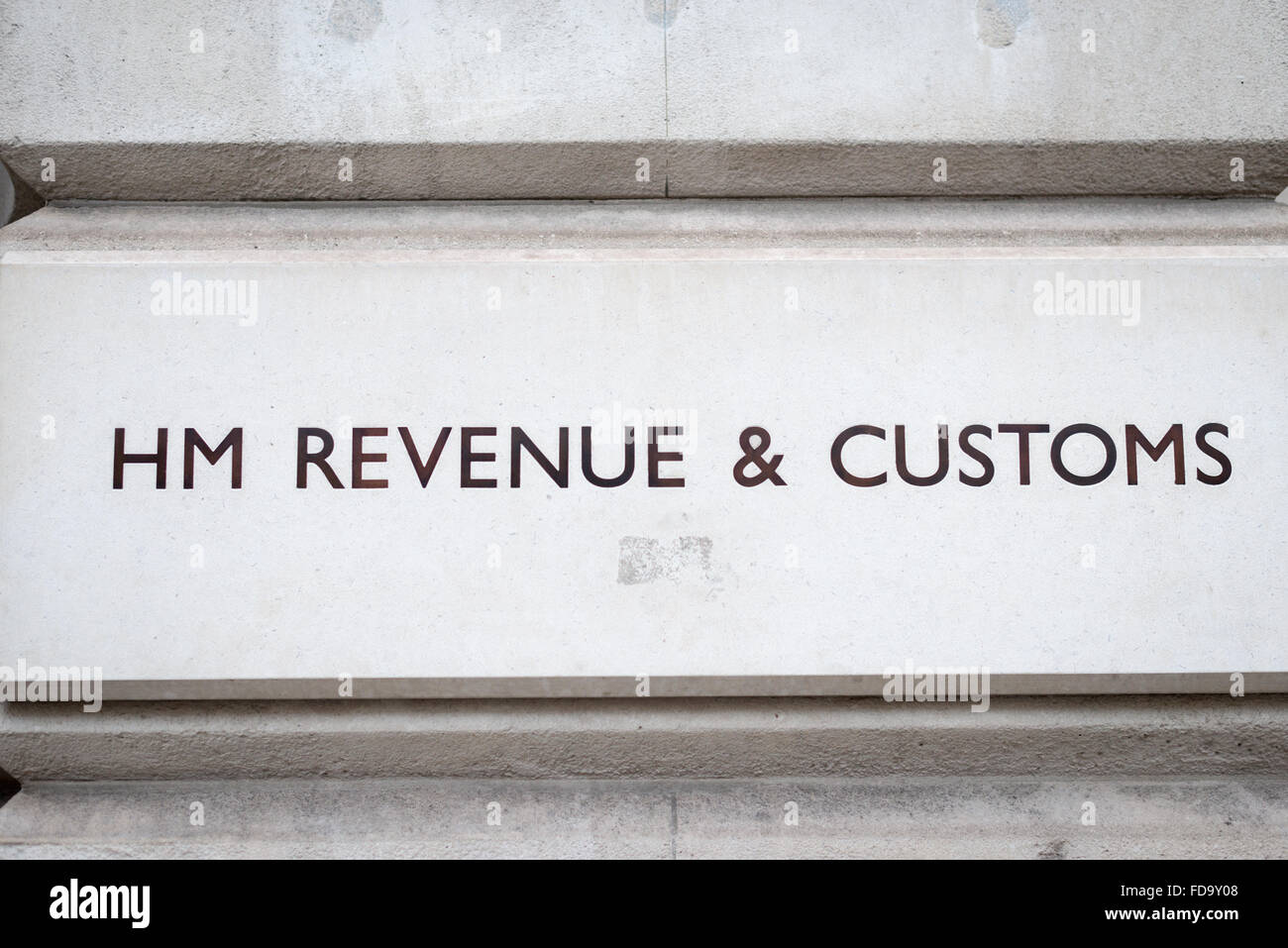 Le signe de HM Revenue and Customs sur l'immeuble de bureaux dans la région de Whitehall London UK (fiscale) Banque D'Images