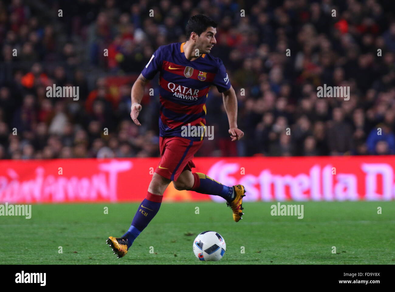 Camp Nou, Barcelona, Espagne. 27 Jan, 2016. Copa del Rey match de quart de finale entre le FC Barcelone et l'Athletic Bilbao. Luis Suarez a l'air de passer la balle © Plus Sport Action/Alamy Live News Banque D'Images