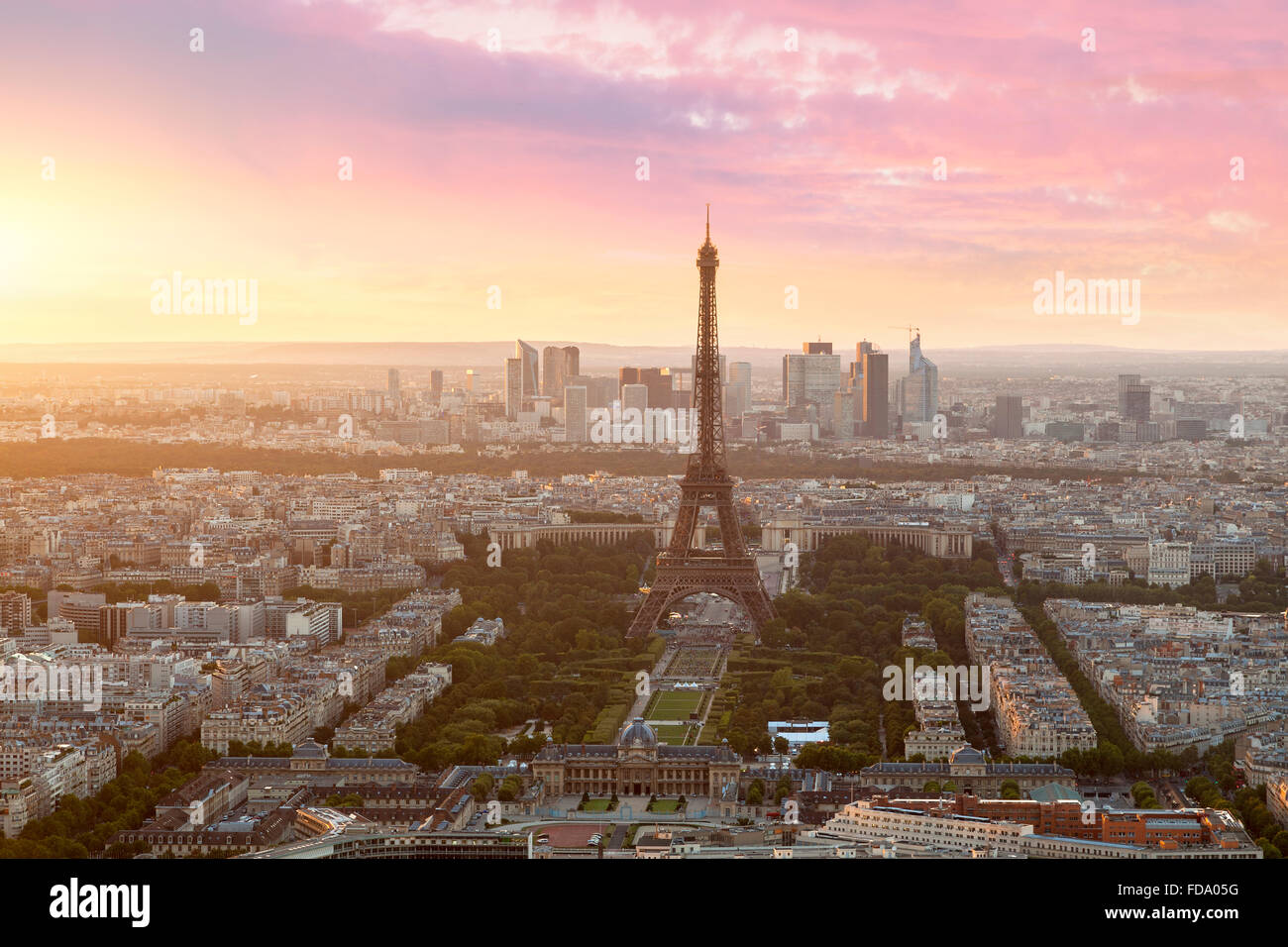 Toits de Paris avec la Tour Eiffel Banque D'Images