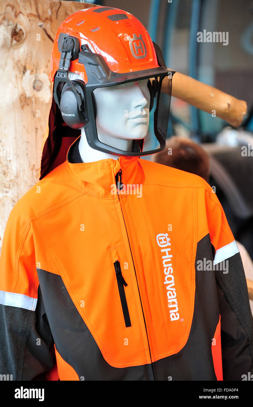 Hanovre, Allemagne, Husqvarna vêtements protecteurs pour aider à l'Expo 2015 Banque D'Images