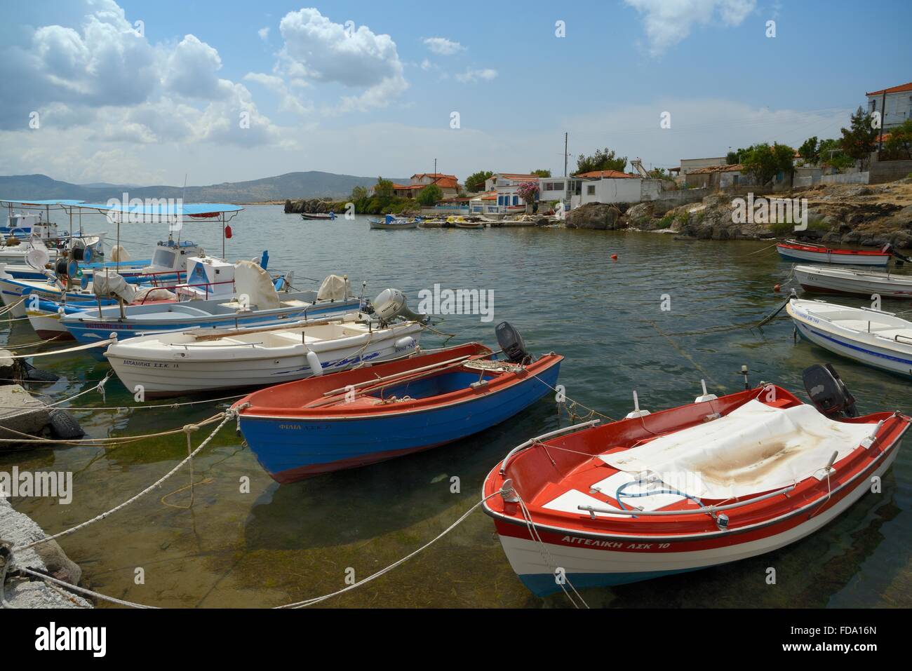 Les bateaux de pêche amarrés au port du village Apothika, Lesbos Mytilène, Grèce/. Banque D'Images