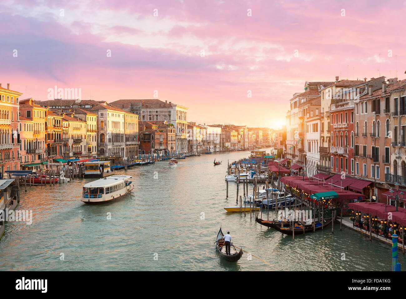 L'Italie, Venise, Coucher de soleil sur le Grand Canal. Banque D'Images