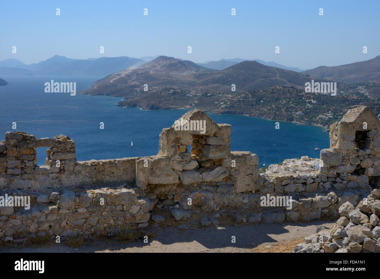 Aperçu de la baie de Panteli Panteli château, Platanos, Leros, Dodécanèse, Grèce. Banque D'Images