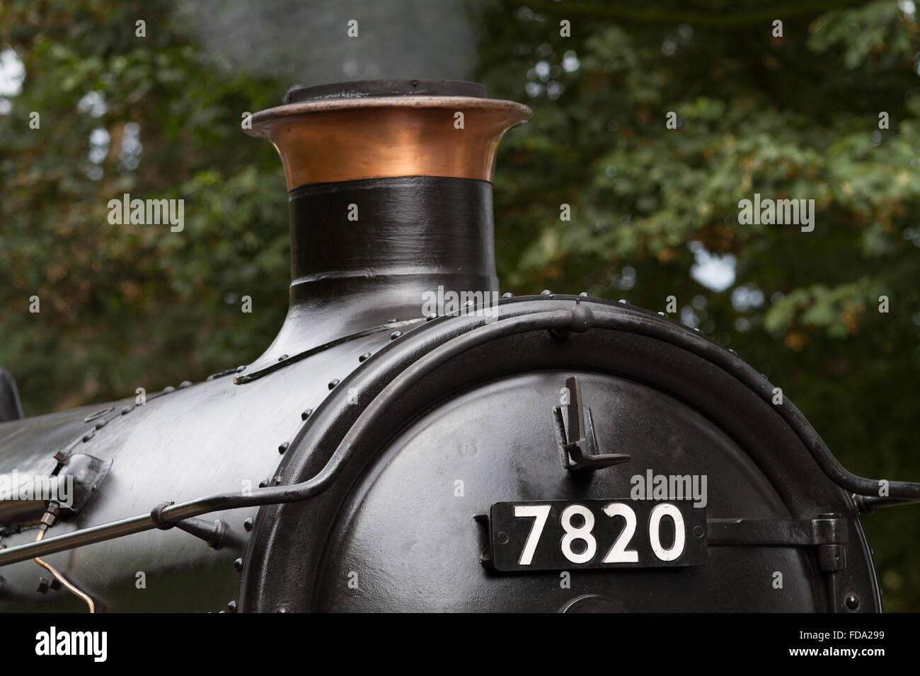 Train à vapeur 7820 Dinmore Manoir sur les chemins de North Norfolk. Fermer l'extrémité avant de la récolte avec de la fumée de la cheminée et plaque de détail. Banque D'Images