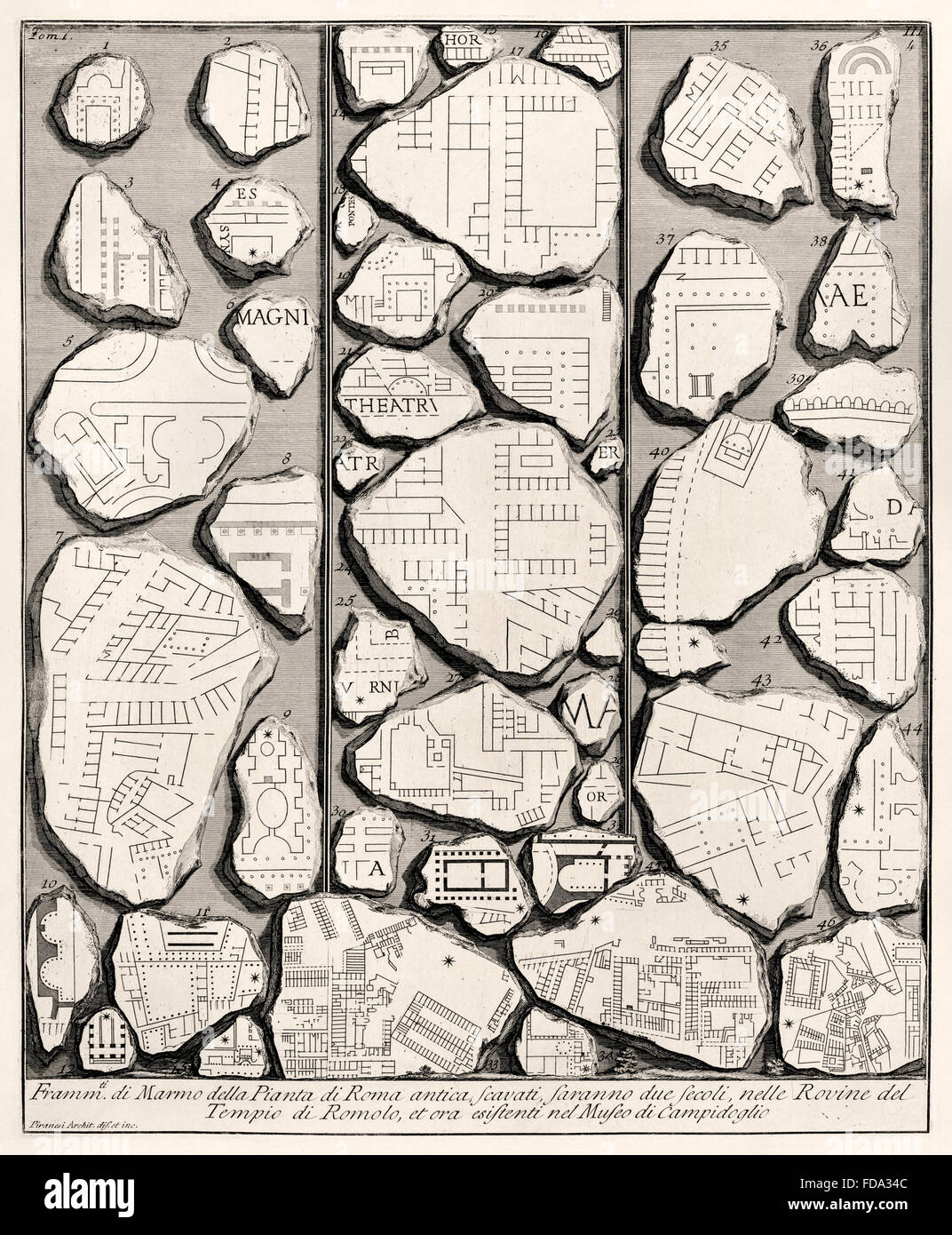 "Frammenti di marmo della Pianta di Roma Antica…', illustration par Giovanni Battista Piranesi (1720-1778) d'une partie de la Forma Urbis Severiana (Romae), un plan de la ville antique de Rome entre 203-211annonce gravés sur les plaques de marbre mural 18 x 13 mètres de large situé dans le Temple de la paix dans le Forum, Rome. Il y a actuellement 1 186 fragments connus, environ 10 à 15  % de l'ensemble de plan. Voir la description pour plus d'informations. Banque D'Images