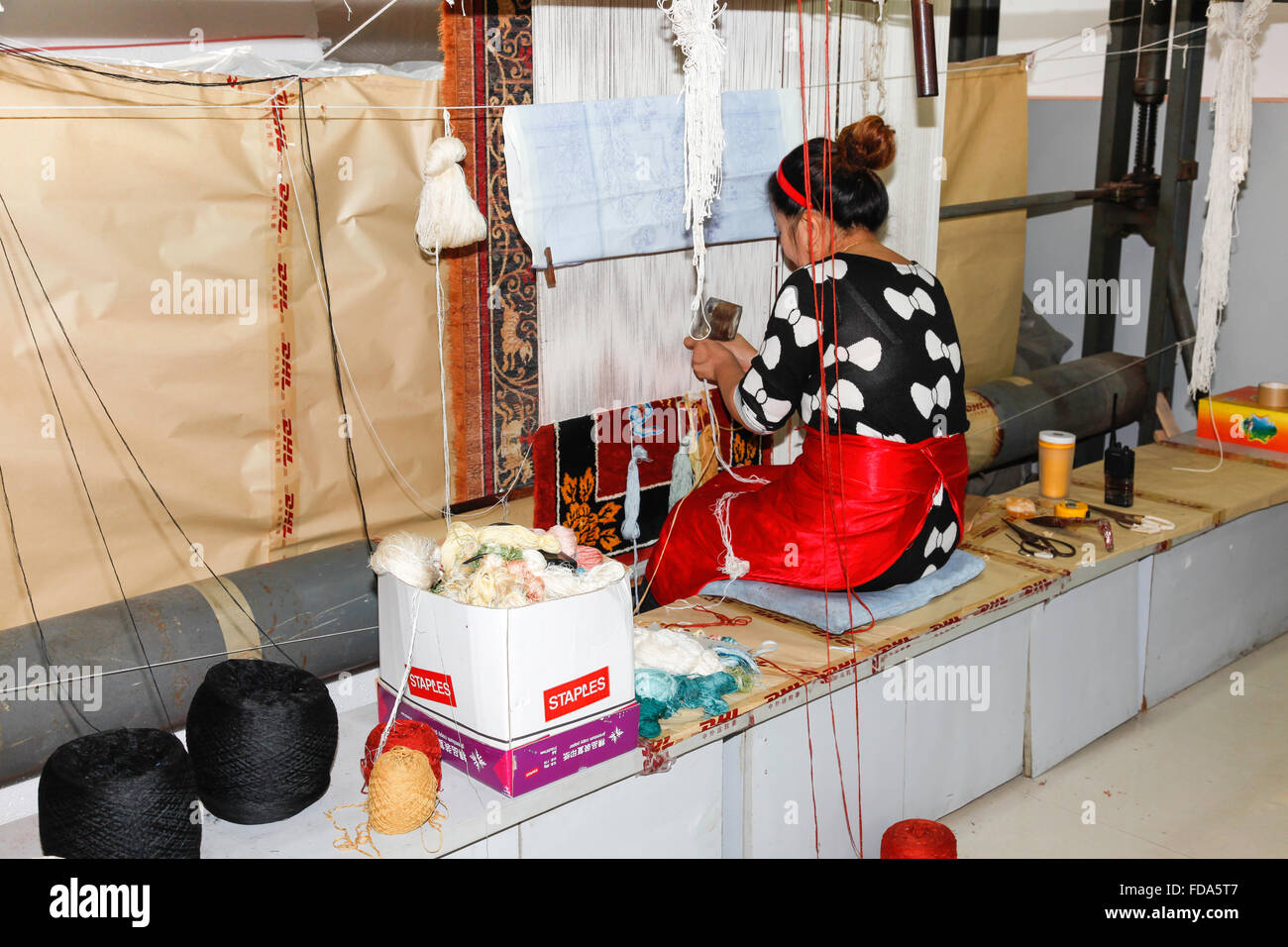 Femme chinoise travaillant dans l'usine de soie à Hotan Chine Banque D'Images