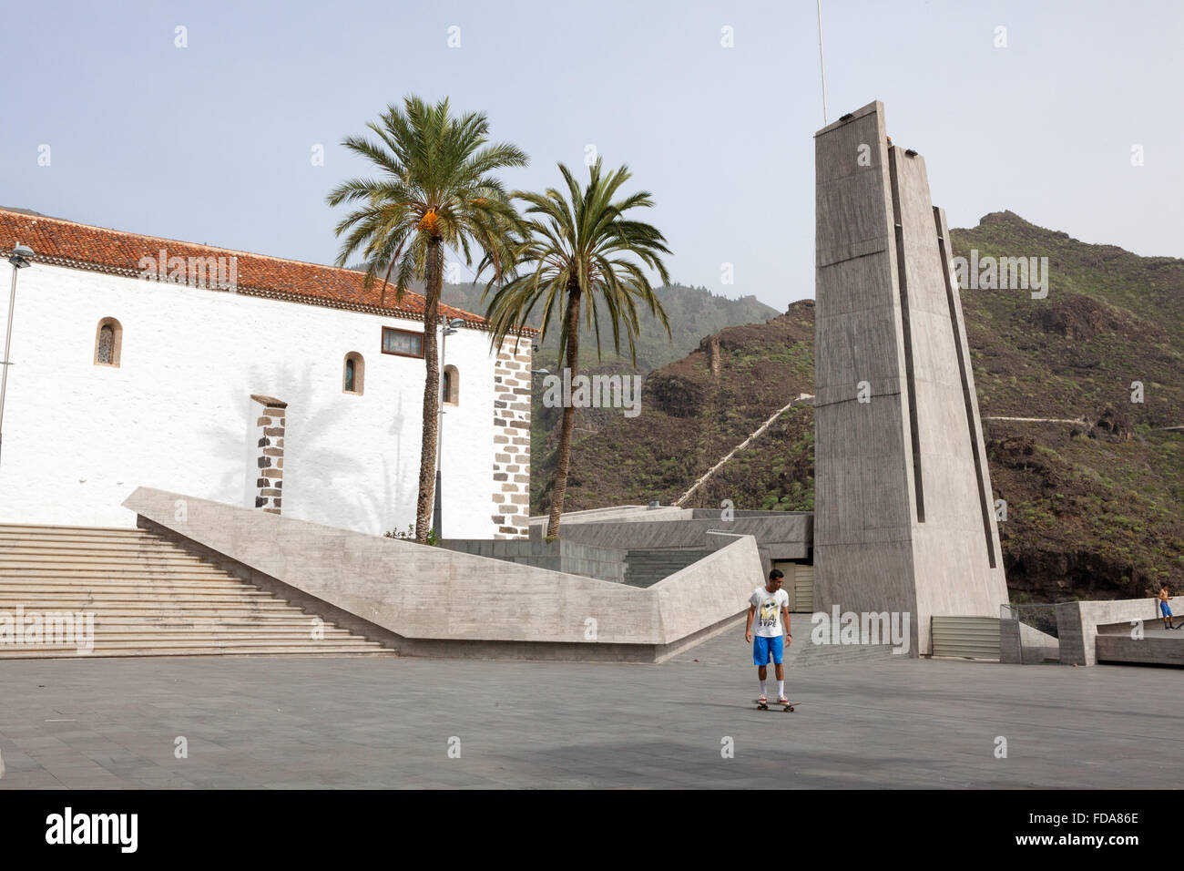 Garçons jouant avec skateboard près de Santa Ursula l'église et le musée sacré. Adeje, Espagne. Banque D'Images