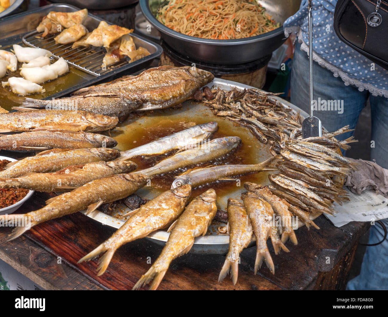 L'alimentation de rue chinois poisson friture La province du Hubei Banque D'Images