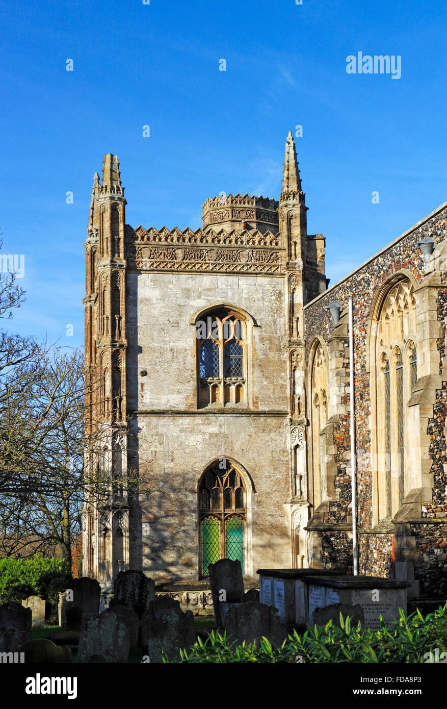 Une vue sur le porche sud de l'église paroissiale de St Michel Archange à Beccles, Suffolk, Angleterre, Royaume-Uni. Banque D'Images