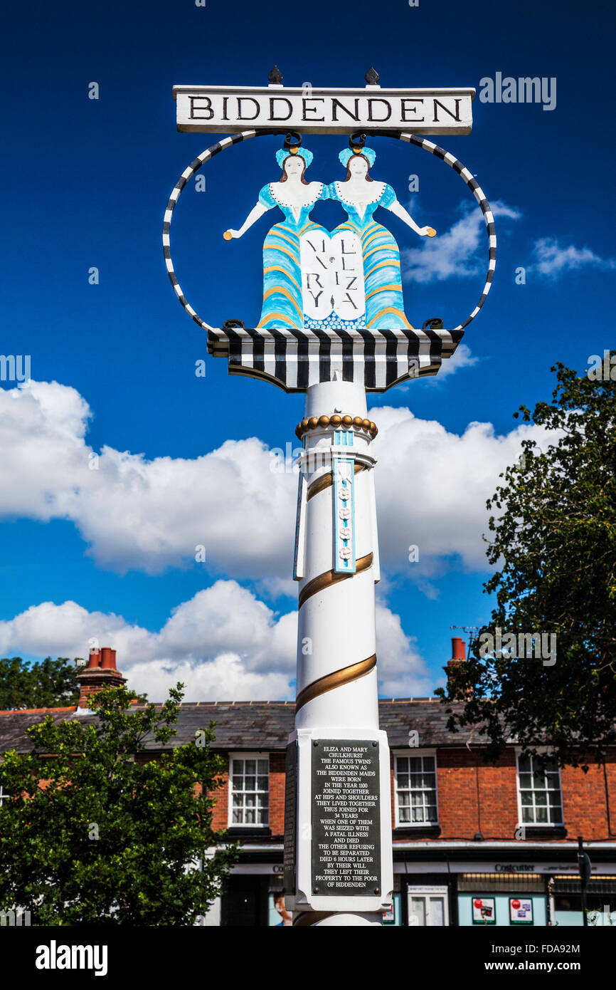 Le village panneau racontant l'histoire des siamois savent comme la femme de Biddenden dans le village du Kent de Cranbrook. Banque D'Images