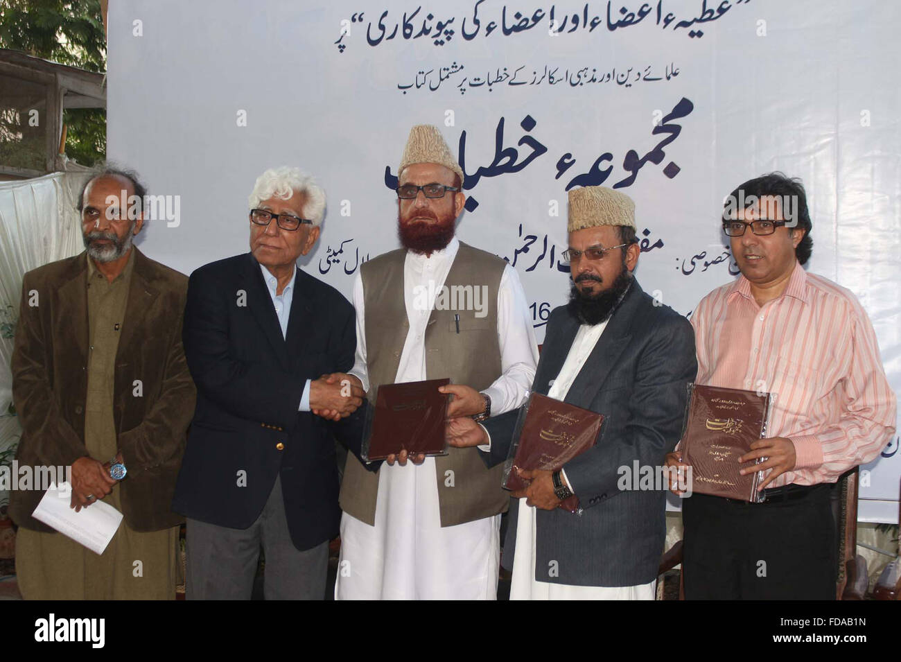 Mufti Munib Ur Rehman, Dr Adeeb Rizvi et d'autres sont présents à la cérémonie de lancement du livre en ce qui concerne point de vue islamique sur la transplantation d'organes, à Karachi press club le Vendredi, Janvier 29, 2016. Banque D'Images