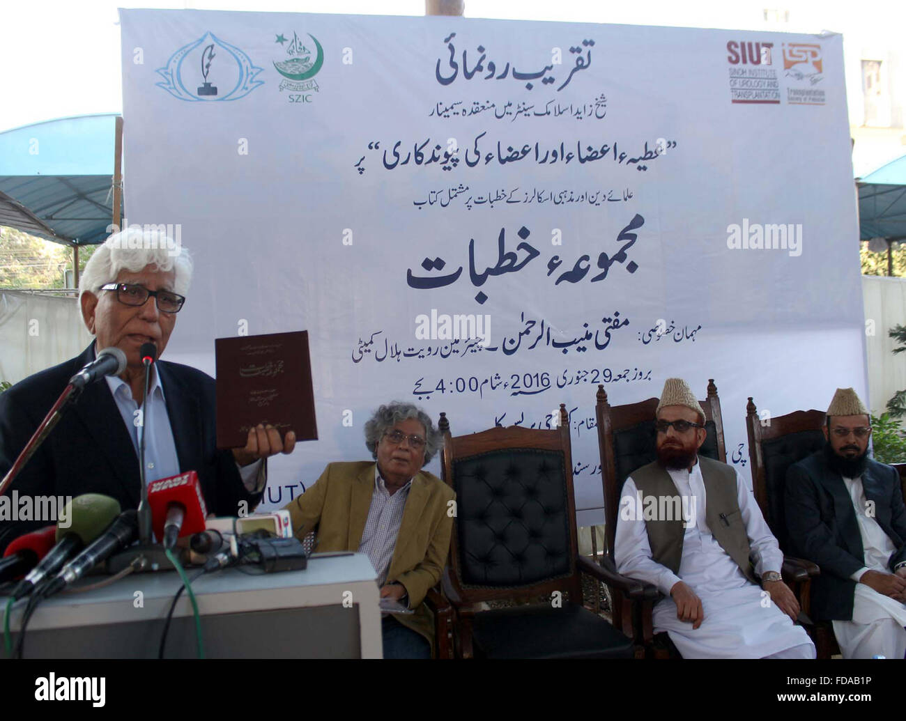 Dr. Adeeb Rizvi s'attaquer aux participants de la cérémonie de lancement du livre en ce qui concerne point de vue islamique sur la transplantation d'organes, à Karachi press club le Vendredi, Janvier 29, 2016. Banque D'Images