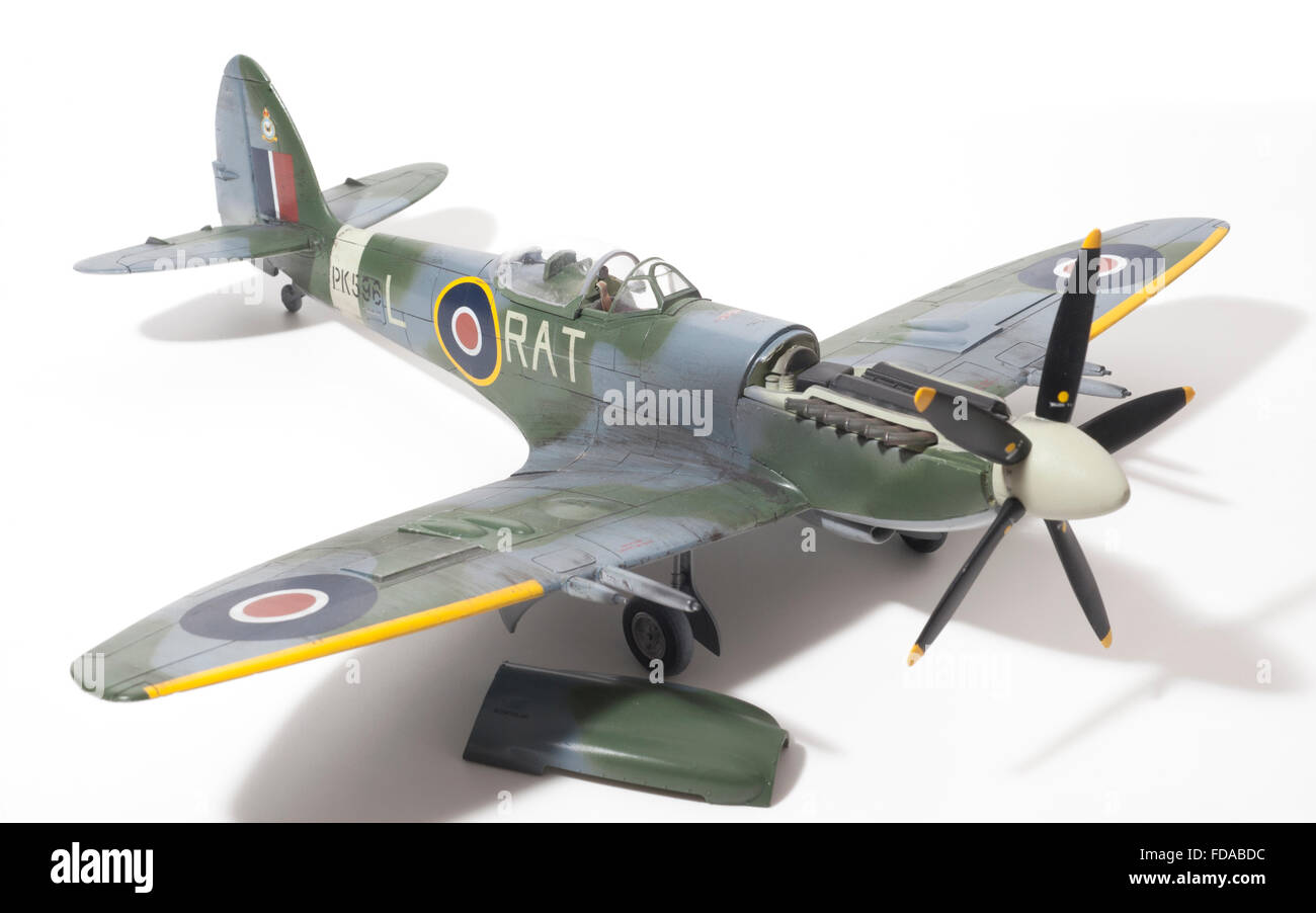 Supermarine Spitfire Mk22, WW11, RAF marquages. 1:32 échelle fine modèle sur fond studio blanc avec moteur Rolls Royce Merlin . Banque D'Images