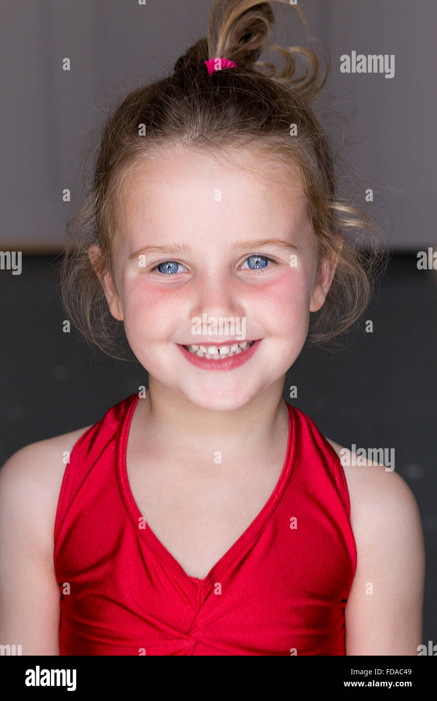 Portrait d'une jeune fille dans un costume de gymnastes. Elle est à la recherche à la caméra et sourit. Banque D'Images