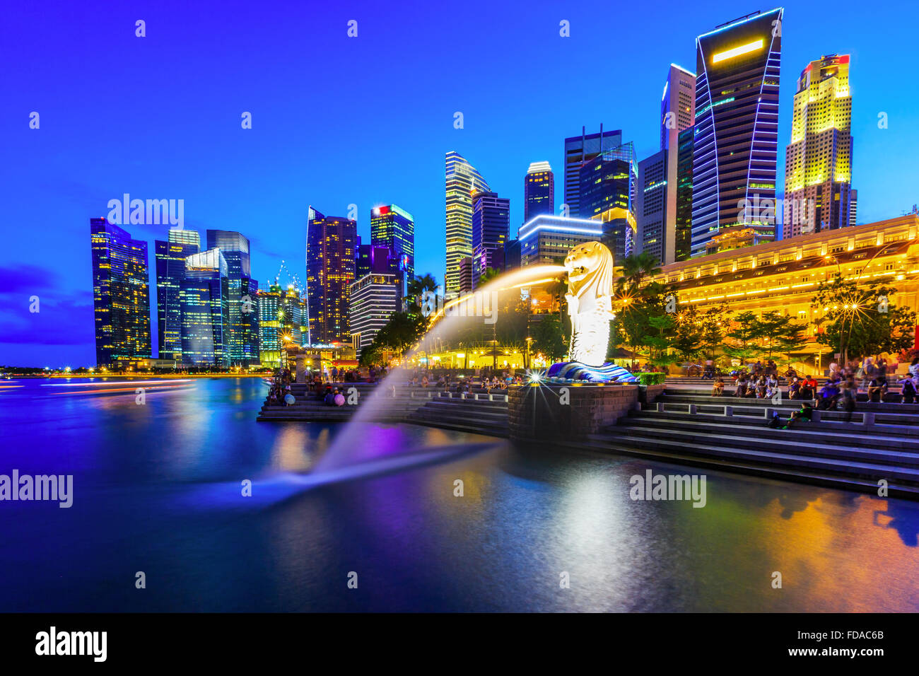 Singapore City Skyline et le Merlion au crépuscule. Banque D'Images