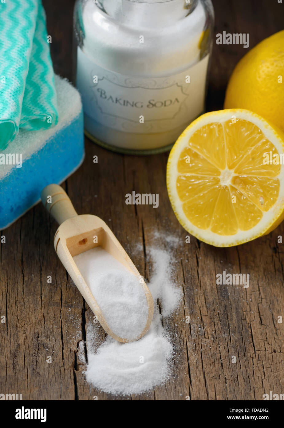 Outils de nettoyage naturel de citron et de bicarbonate de sodium pour le  ménage Photo Stock - Alamy