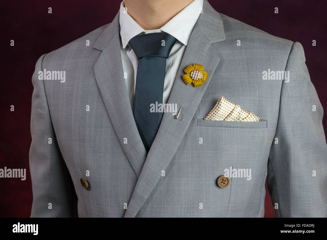 L'homme en costume gris, cravate à carreaux bleu, texture, Broche fleur, et modèle de point mouchoir, Close up Banque D'Images