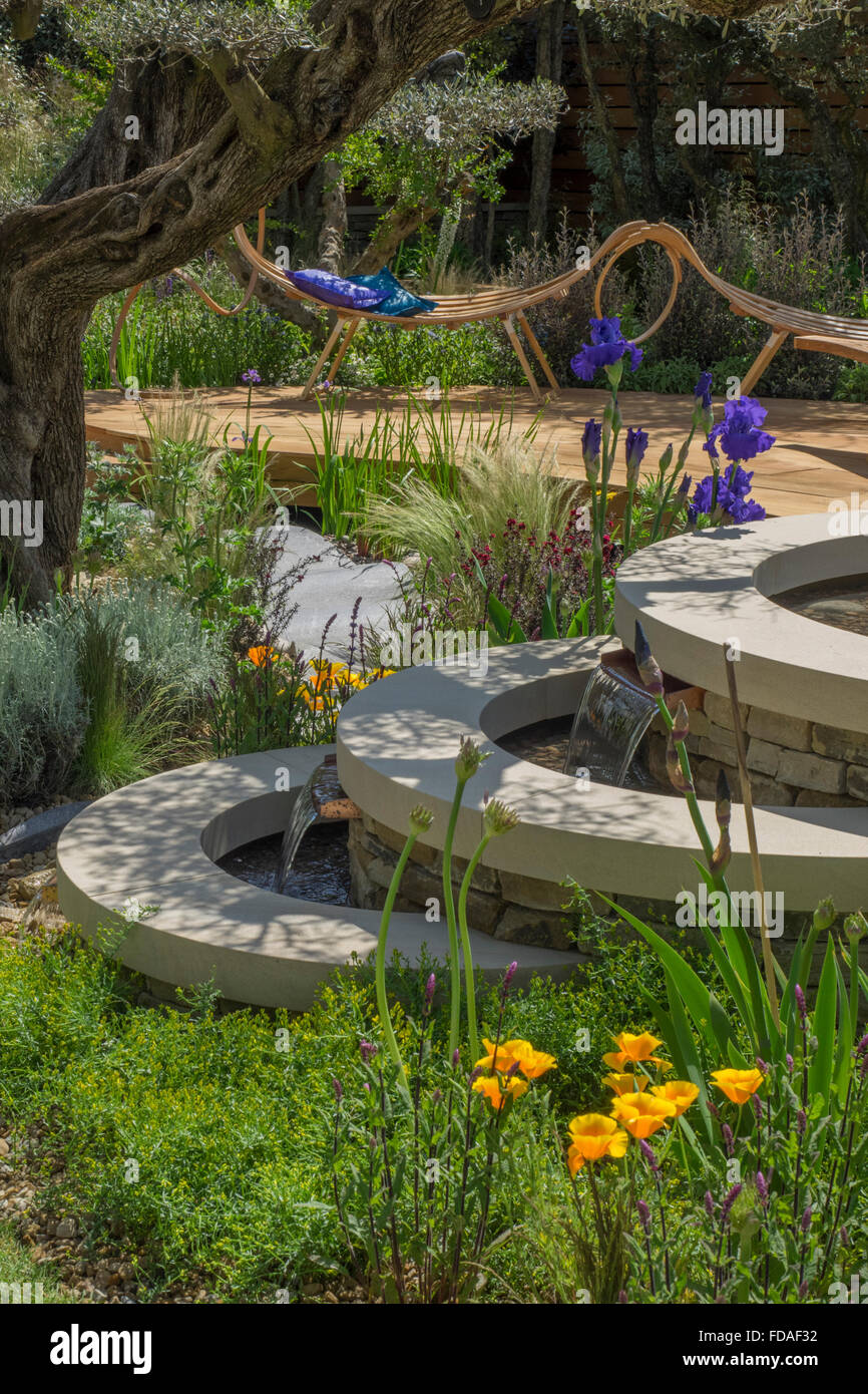 Frêne contemporain coin sur un platelage en bois. Banque Royale du Canada jardin conçu par Matthew Wilson . RHS Chelsea Flower show Banque D'Images