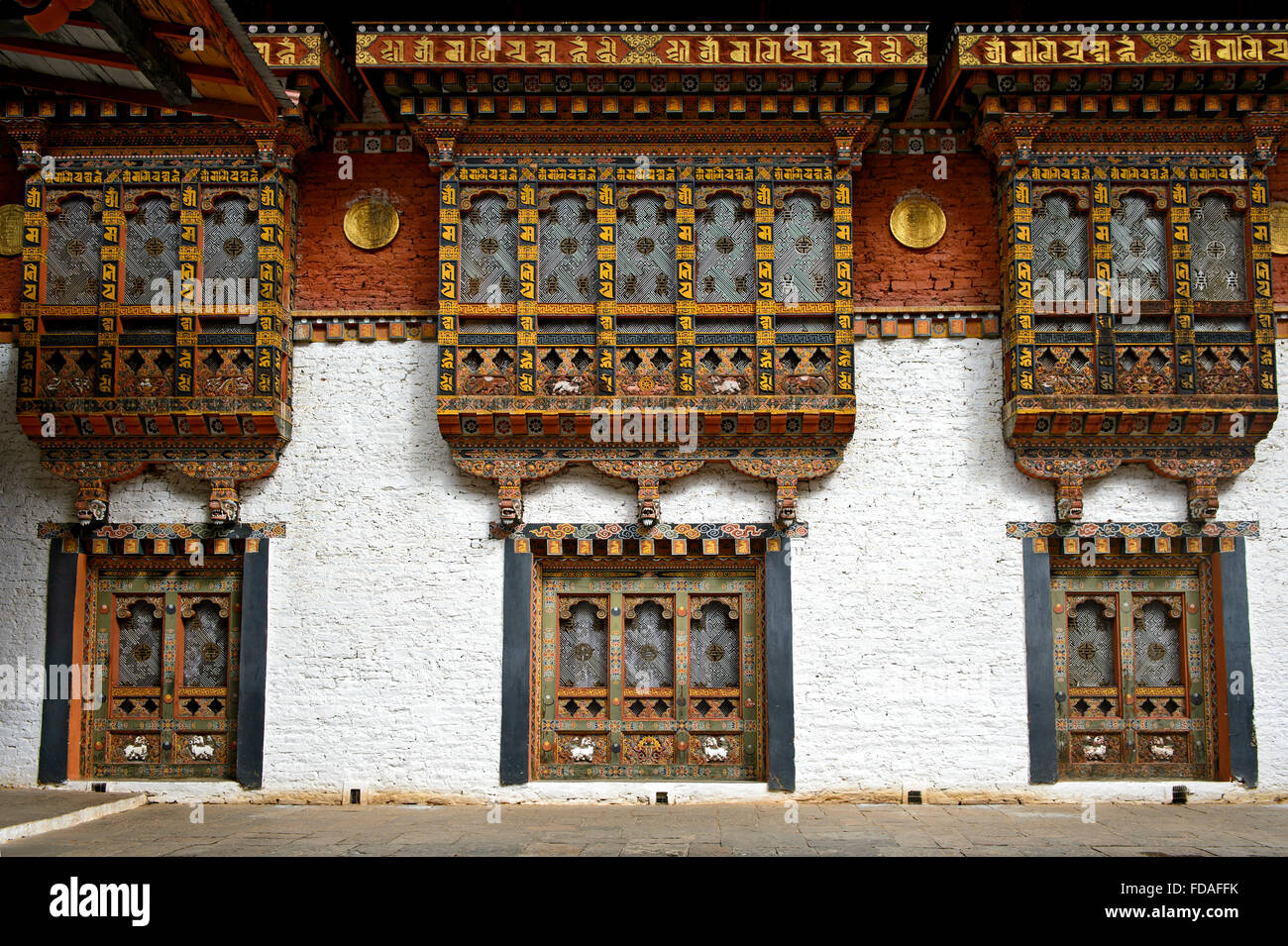 De magnifiques fenêtres ornées et baie vitrée dans le monastère de Punakha Dzong, forteresse, district de Punakha Bhoutan Banque D'Images