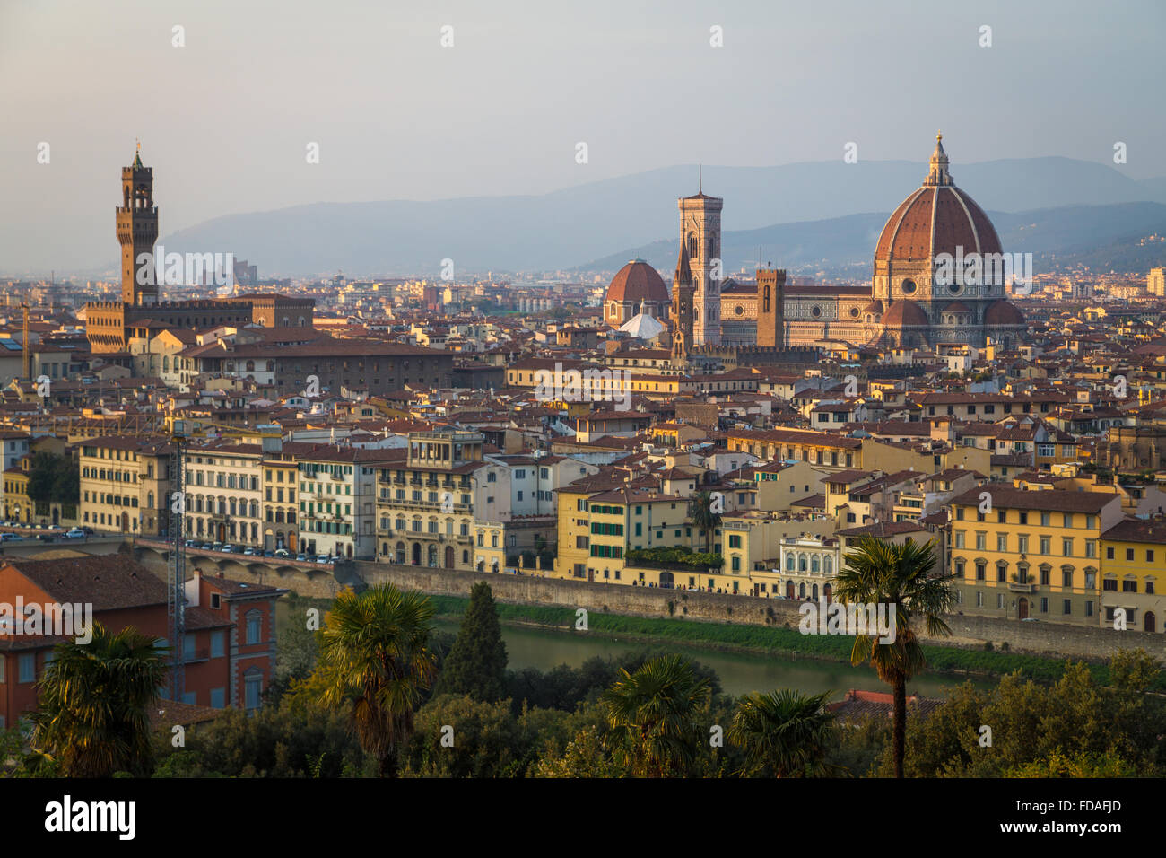 Vue sur la ville avec la cathédrale de Florence, le Palazzo Vecchio et l'Arno, l'humeur du soir, Florence, Toscane, Italie Banque D'Images