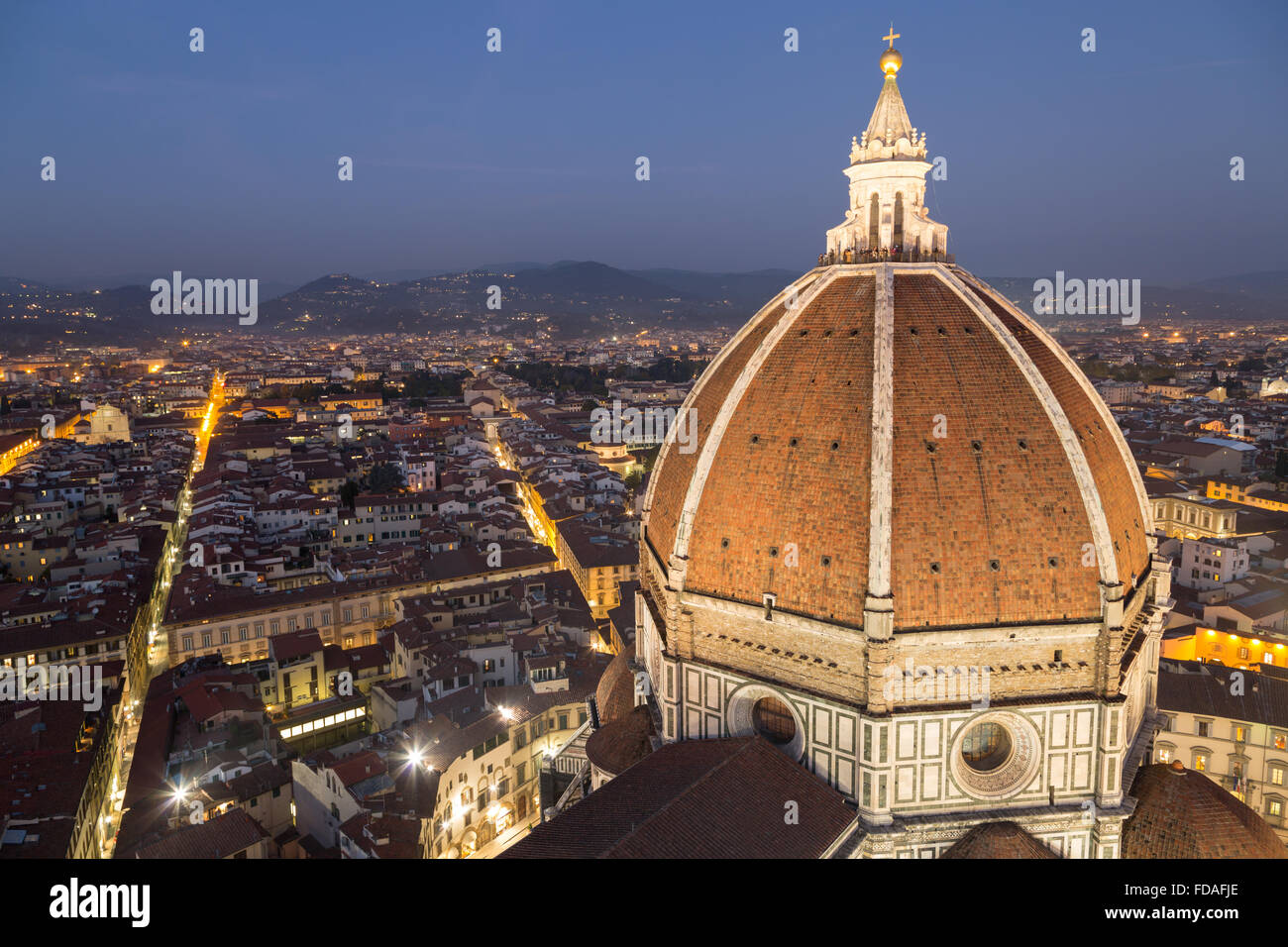 La cathédrale de Florence, avec dôme centre historique au crépuscule, Florence, Toscane, Italie Banque D'Images