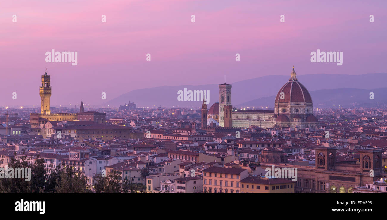 Vue sur la ville, coucher de soleil avec la cathédrale de Florence et du Palazzo Vecchio, Florence, Toscane, Italie Banque D'Images