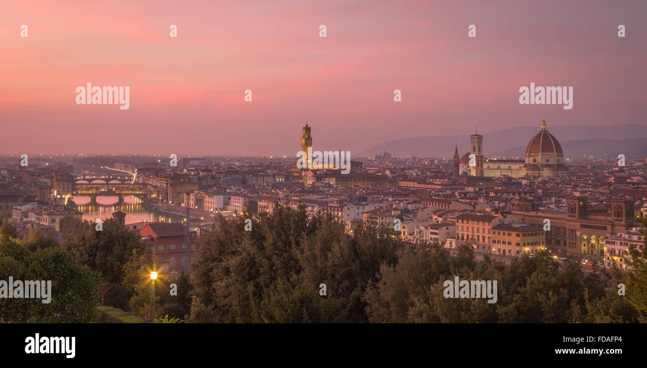 Vue sur la ville, coucher de soleil avec la cathédrale de Florence, le Palazzo Vecchio, le Ponte Vecchio et l'Arno, Florence, Toscane, Italie Banque D'Images