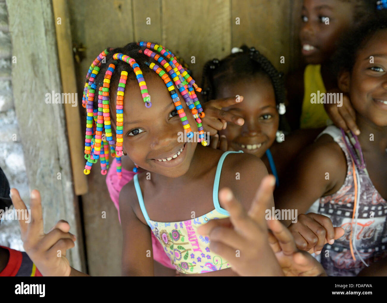 Enfants heureux, les filles, afro-colombienne village de Playa Bonita sur la rivière Rio Andagueda, département de Chocó, Colombie Banque D'Images