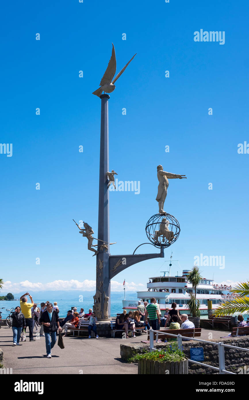Colonne magique par Peter Lenk, Meersburg, sur le lac de Constance, Bodenseekreis, en Haute Souabe, Bade-Wurtemberg, Allemagne Banque D'Images Colonne magique par Peter Lenk, Meersburg, sur le lac de Constance, Bodenseekreis, en Haute Souabe, Bade-Wurtemberg, Allemagne Banque D'Images