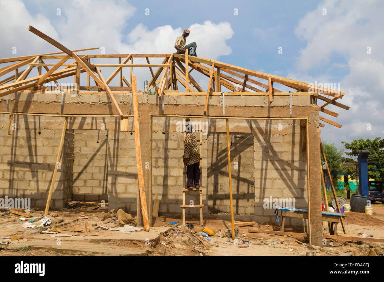 Deux Travailleurs Africains La Construction D Une Maison Typique