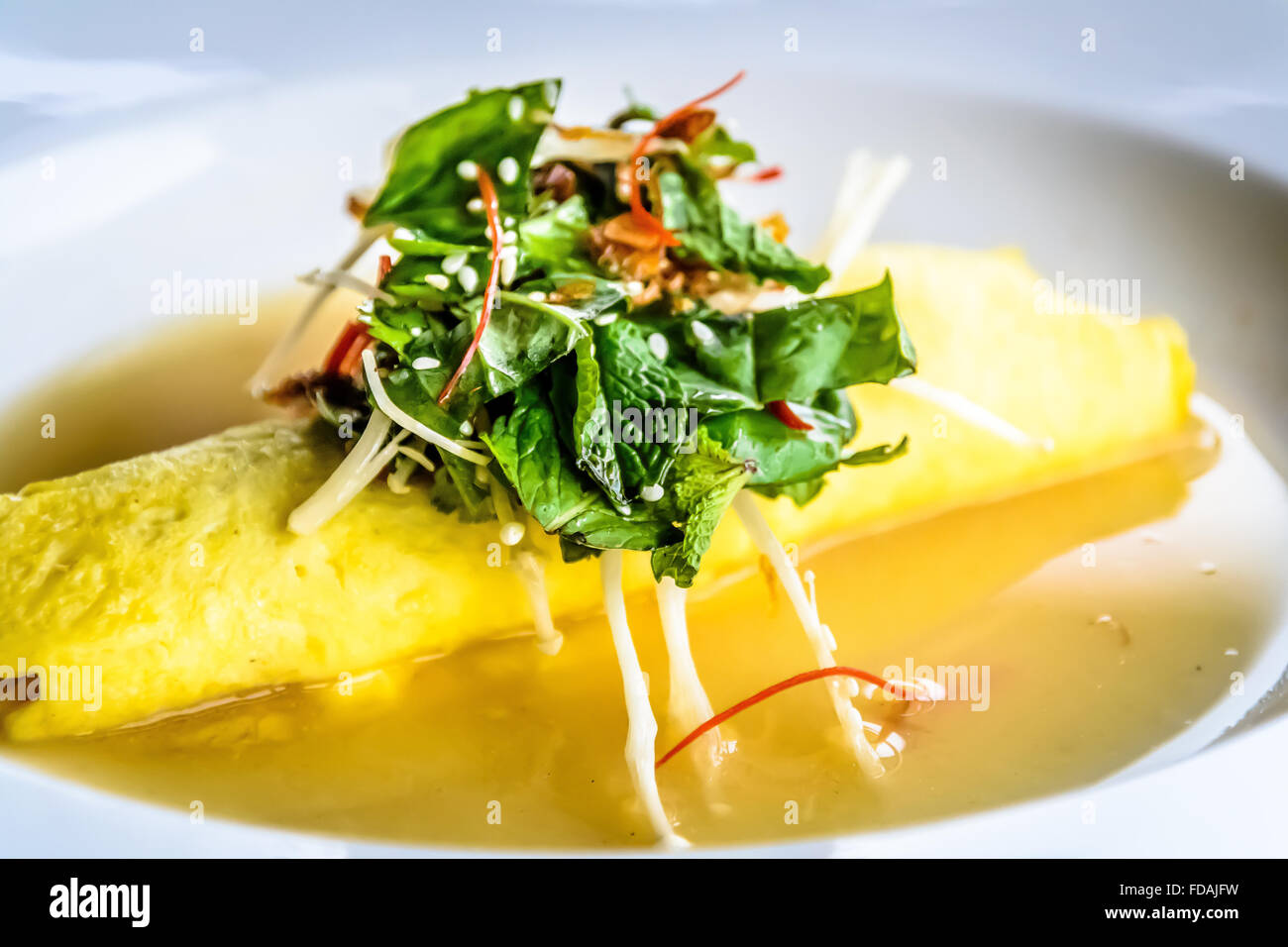 Crabe de Sydney, omelette aux champignons Enoki, et salade d'herbes, le miso Bouillon de moutarde Banque D'Images