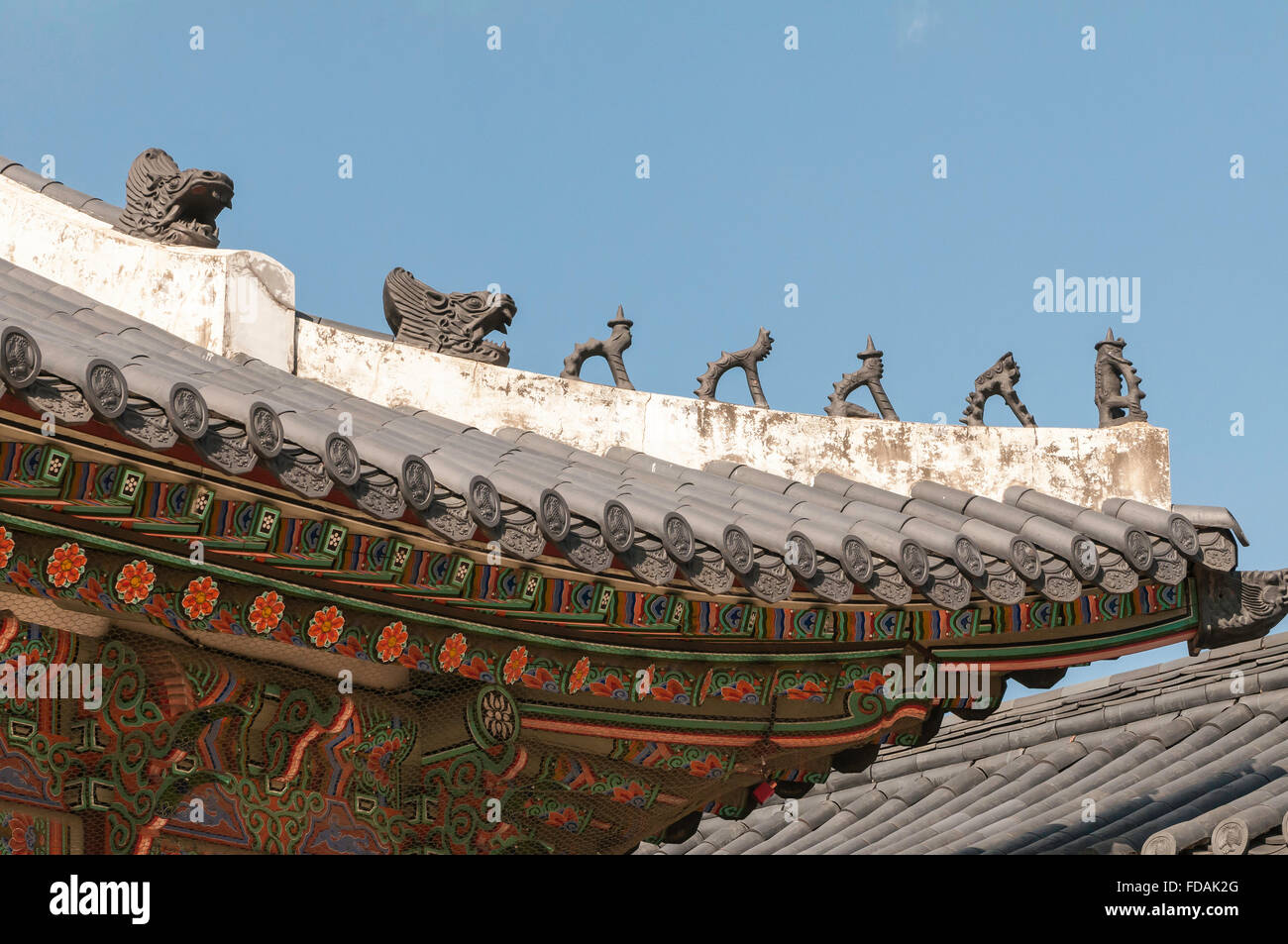 Détail du toit d'Japsang, chiffres Gyotaejeon Hall, la résidence de la Reine, Palais Gyeongbokgung, Séoul, Corée du Sud Banque D'Images