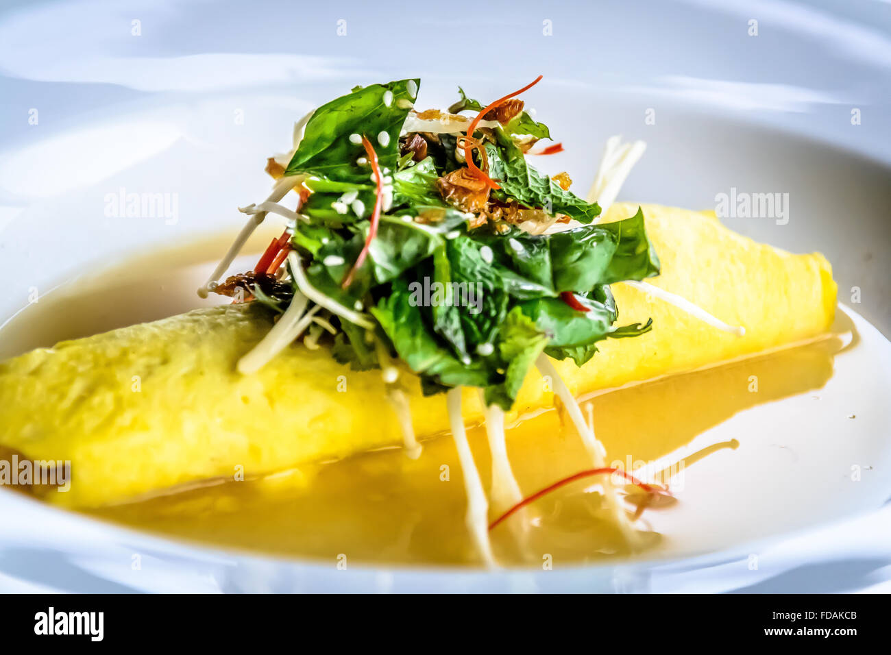 Crabe de Sydney, omelette aux champignons Enoki, et salade d'herbes, le miso Bouillon de moutarde Banque D'Images