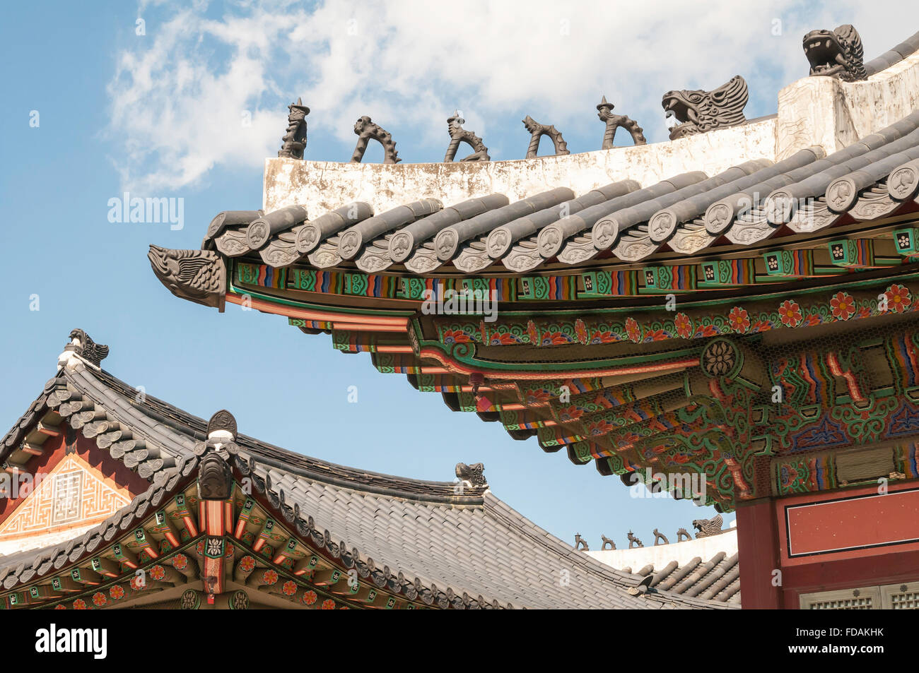 Détail du toit d'Japsang Gangnyeongjeon, Hall, la résidence du Roi, Gyeongbokgung, Séoul, Corée du Sud Banque D'Images