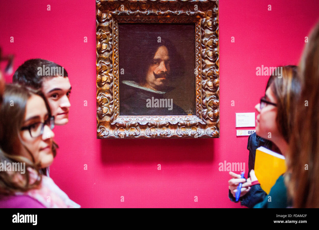 Visiteurs regardant une peinture.Self Portrait par Diego Velazquez (1599-1660).peintre espagnol.Musée des beaux-arts.Valencia, Espagne. Banque D'Images