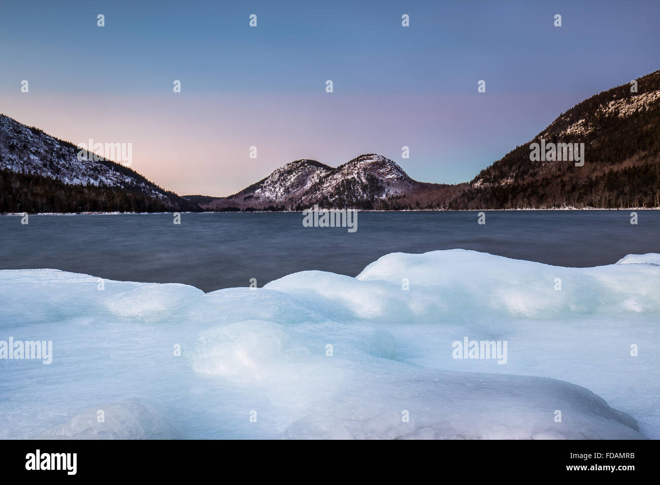 Les Bulles, couvertes de neige et vu de la rive de l'étang glacé de la Jordanie dans l'Acadia National Park, Mount Desert Island, dans le Maine. Banque D'Images