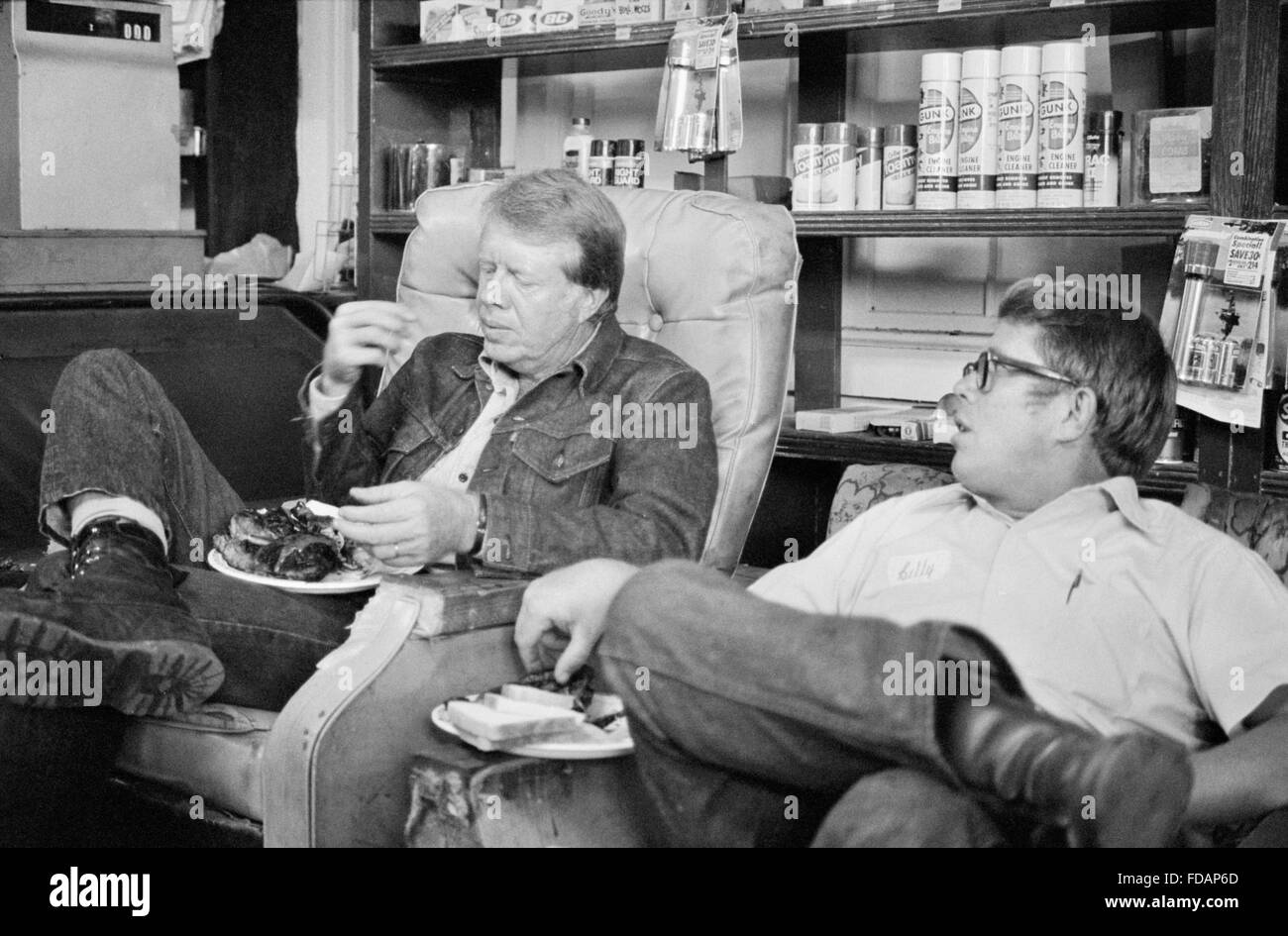 Jimmy Carter avec son frère, Billy Carter, au cours d'une campagne s'arrêtent à la Billy Gas station, Plains, Géorgie, Septembre 1976 Banque D'Images