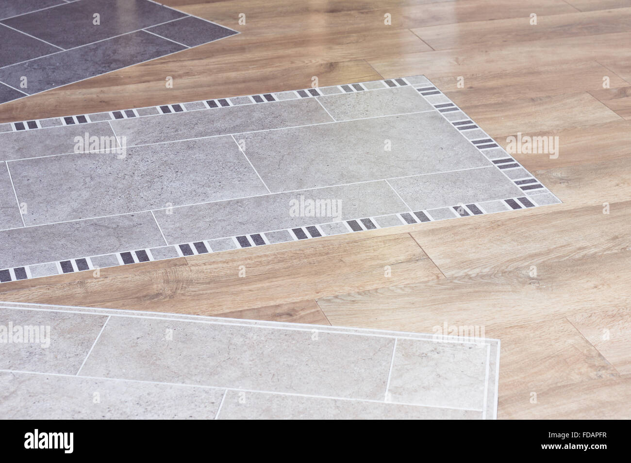 Bois mélaminé et tuiles sur le plancher d'une salle d'exposition de design d'intérieur Banque D'Images