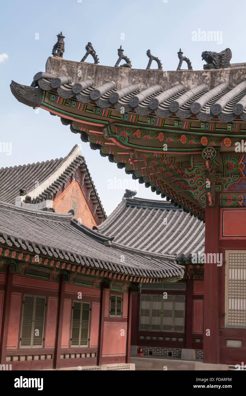 Détail du toit d'Japsang, chiffres Gyotaejeon Hall, la résidence de la Reine, Palais Gyeongbokgung, Séoul, Corée du Sud Banque D'Images