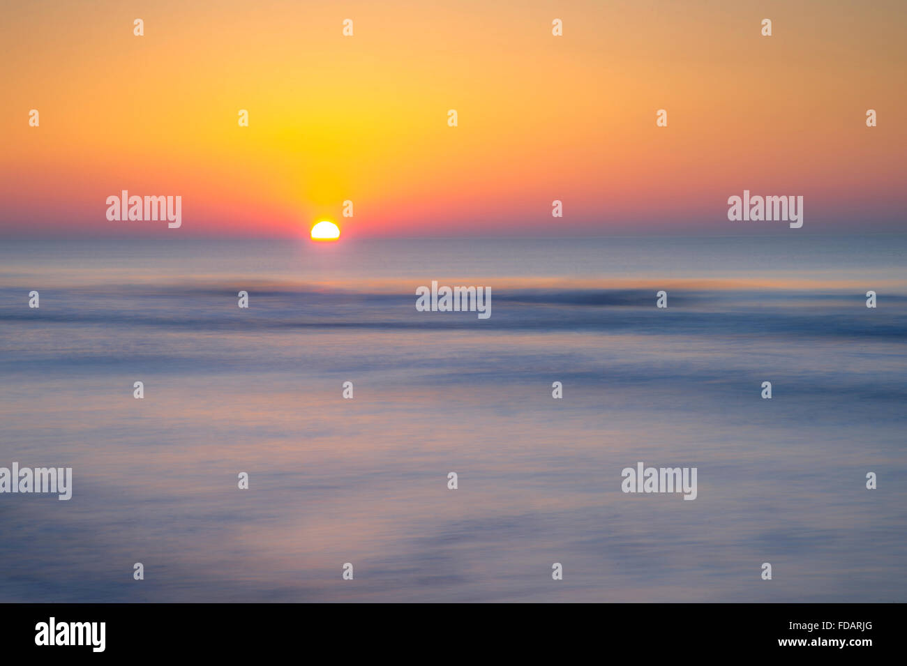 Coucher de soleil et vagues floues, Hilton Head Island, États-Unis Banque D'Images