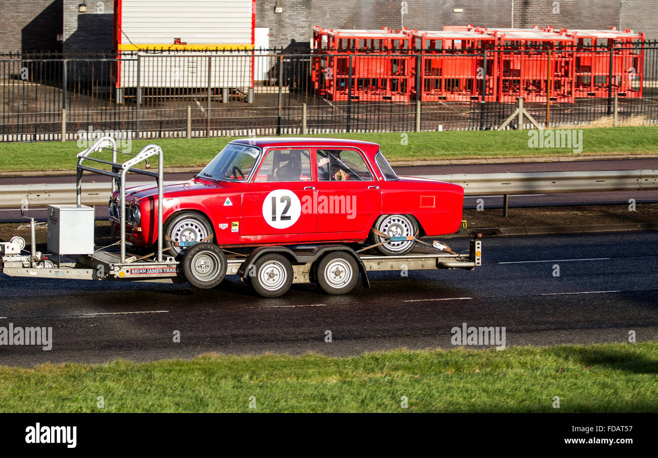 Une Alfa Romeo rouge 'numéro 12' course automobile Stock remorqué sur une remorque le long de la route à l'ouest de Kingsway à Dundee, Royaume-Uni Banque D'Images