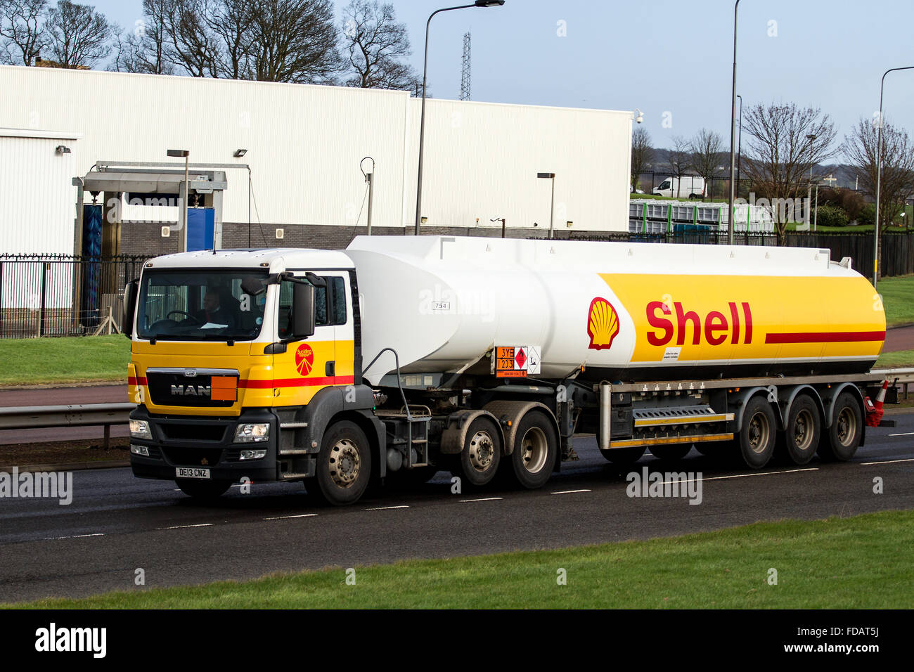 Un camion-citerne de carburant articulée Shell voyageant le long de la route à l'ouest de Kingsway à Dundee, Royaume-Uni Banque D'Images