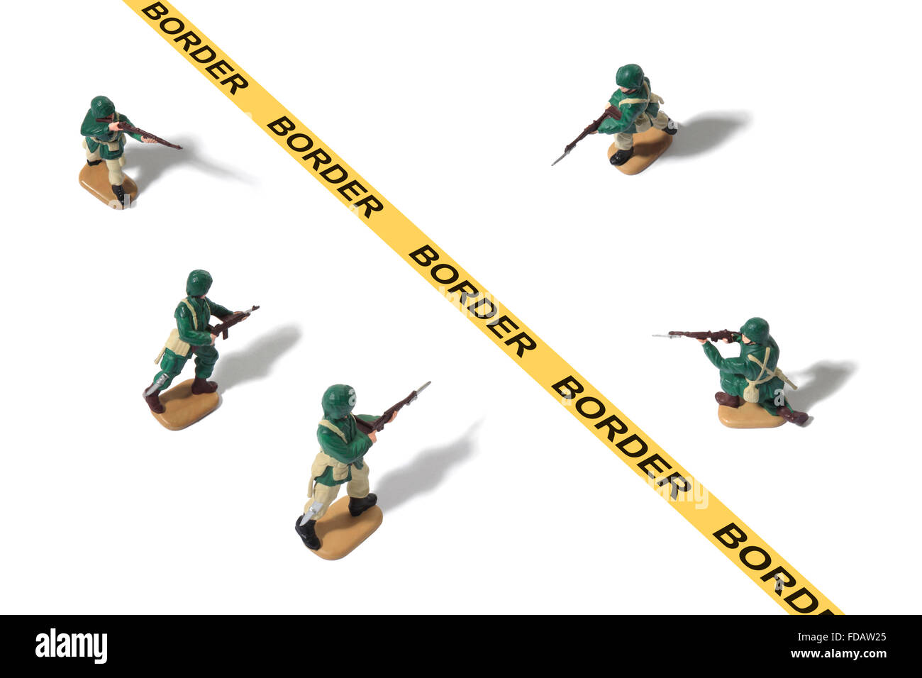 Studio shot of toy Army Men protéger une frontière Banque D'Images
