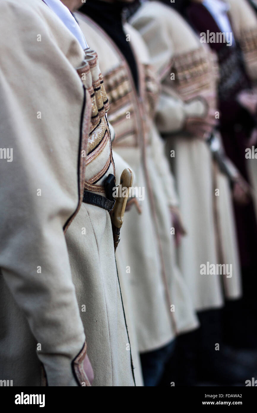 Chœur d'enfants habillés en chantant, Alilo chokha pendant Noël procession, Tbilissi, Géorgie. Banque D'Images