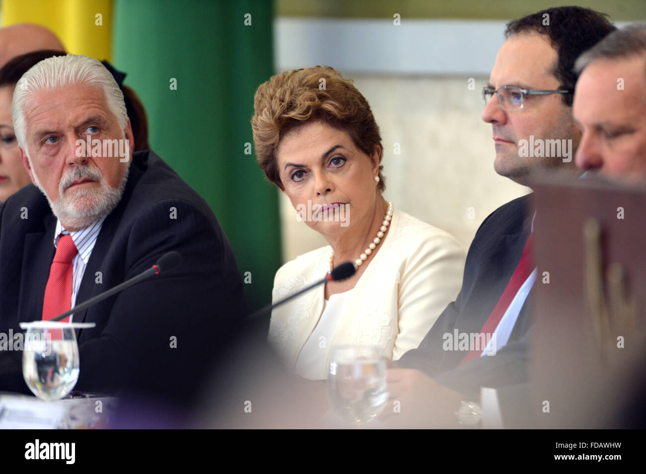 Le Président du Brésil, Dilma Rousseff écoute au cours d'une réunion sur l'épidémie du virus Zika pendant le Conseil pour le développement économique et social au Palais du Planalto, le 28 janvier 2016 à Brasilia, Brésil. Rousseff a demandé au Brésil pour aider à lutter contre la propagation du virus, la Zika qui a été associé à des malformations congénitales. Credit : Planetpix/Alamy Live News Banque D'Images