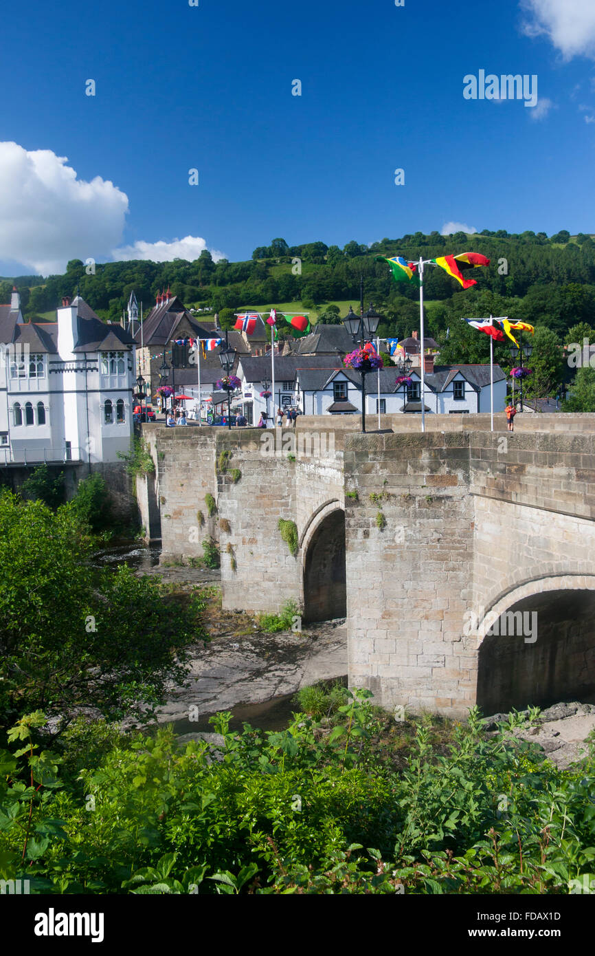Pierre Llangollen arched bridge over River Dee avec les drapeaux des pays différents battant de réverbères Denbighshire North Wales UK Banque D'Images
