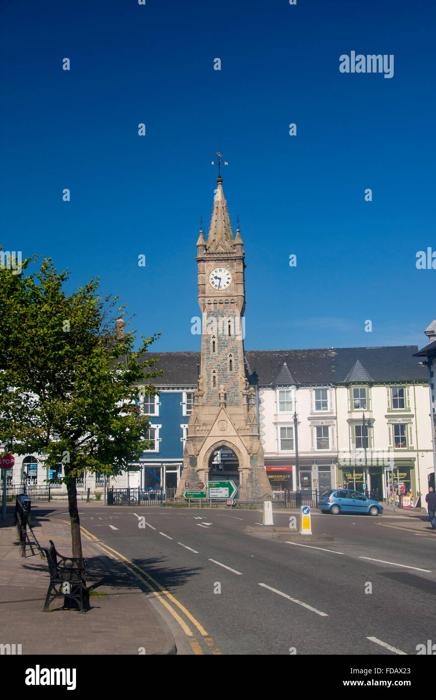 Machynlleth tour de l'horloge et la rue main Powys Pays de Galles UK Banque D'Images