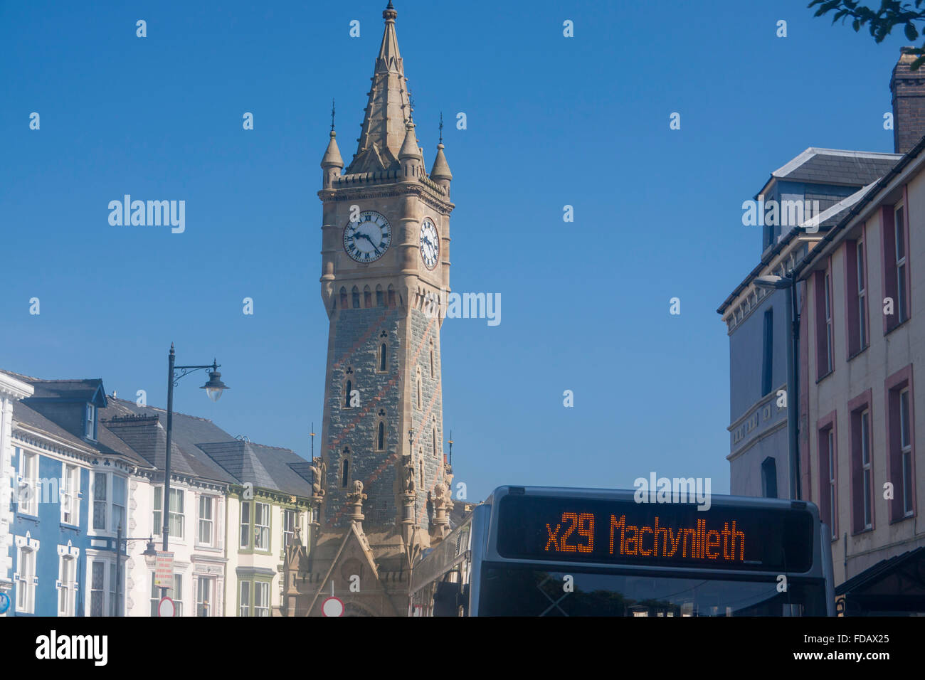 Machynlleth tour de l'horloge et X29 bus avec achynlleth "destination" Powys Pays de Galles UK Banque D'Images