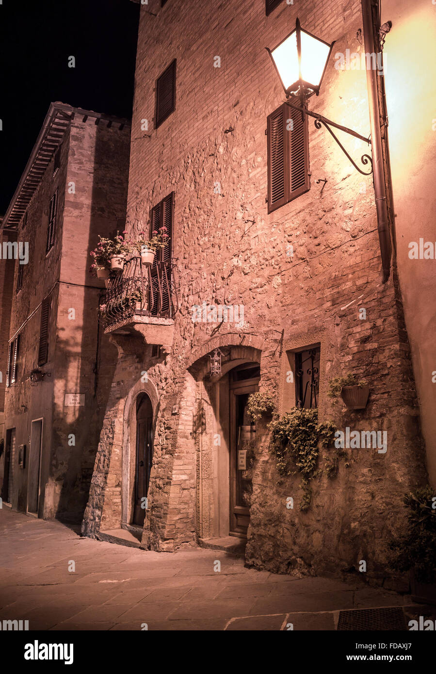 Belle rue de la ville de Pienza toscane par nuit Banque D'Images