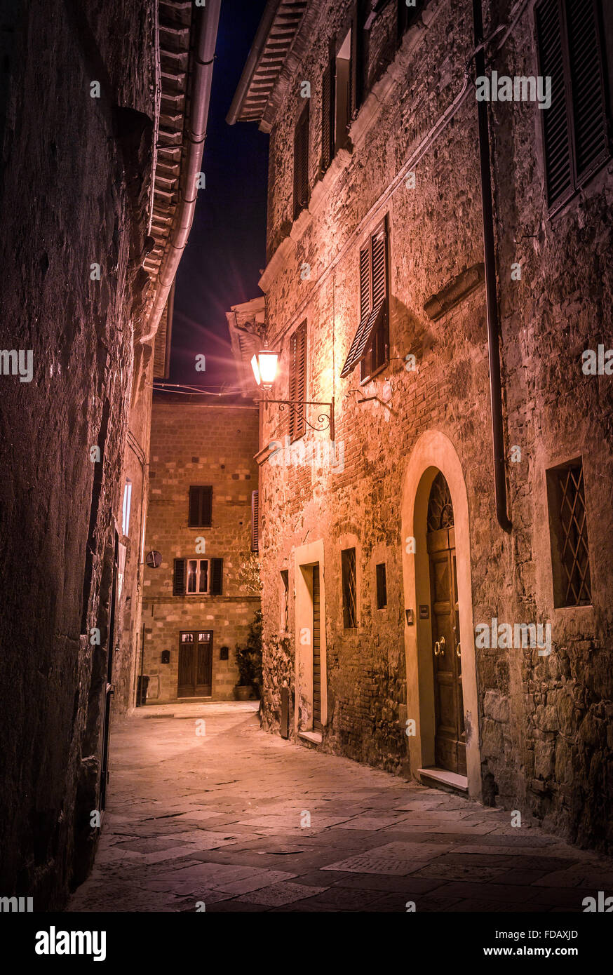 Belle rue de la ville de Pienza toscane par nuit Banque D'Images